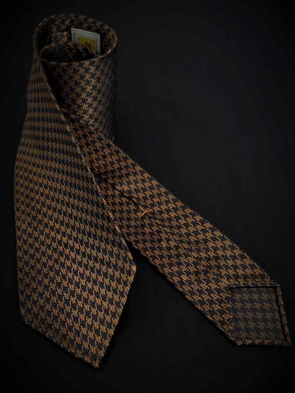 Pure silk seven fold tie, unlined. Handmade by our Italian tailors. This tie is perfect for a business occasion. 100% Pure silk. Our ties standard width is 8 cm (3.15 inch), standart length is 150 cm (59 inch) )|Sartoria Dei Duchi – Atri