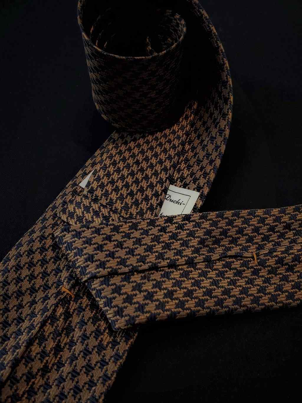 Pure silk seven fold tie, unlined. Handmade by our Italian tailors. This tie is perfect for a business occasion. 100% Pure silk. Our ties standard width is 8 cm (3.15 inch), standart length is 150 cm (59 inch) )|Sartoria Dei Duchi – Atri