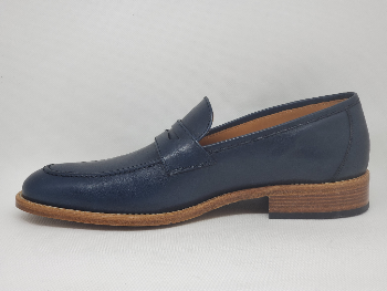 Classic timeless moccasin, in buffered calfskin, 100% made in Italy with genuine leather. Bottom with leather sole with stitched leather welt and BLAKE stitching. Regular shape, comfortable and suitable for a large audience | Sartoria Dei Duchi - Atri