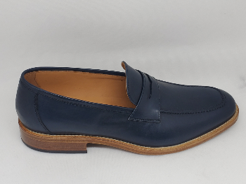 Classic timeless moccasin, in buffered calfskin, 100% made in Italy with genuine leather. Bottom with leather sole with stitched leather welt and BLAKE stitching. Regular shape, comfortable and suitable for a large audience | Sartoria Dei Duchi - Atri