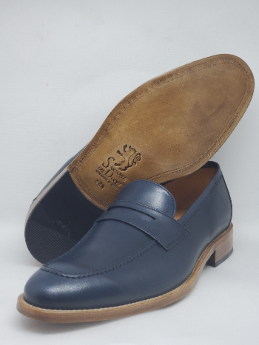 Classic timeless moccasin, in buffered calfskin, 100% made in Italy with genuine leather. Bottom with leather sole with stitched leather welt and BLAKE stitching. Regular shape, comfortable and suitable for a large audience | Sartoria Dei Duchi - Atri