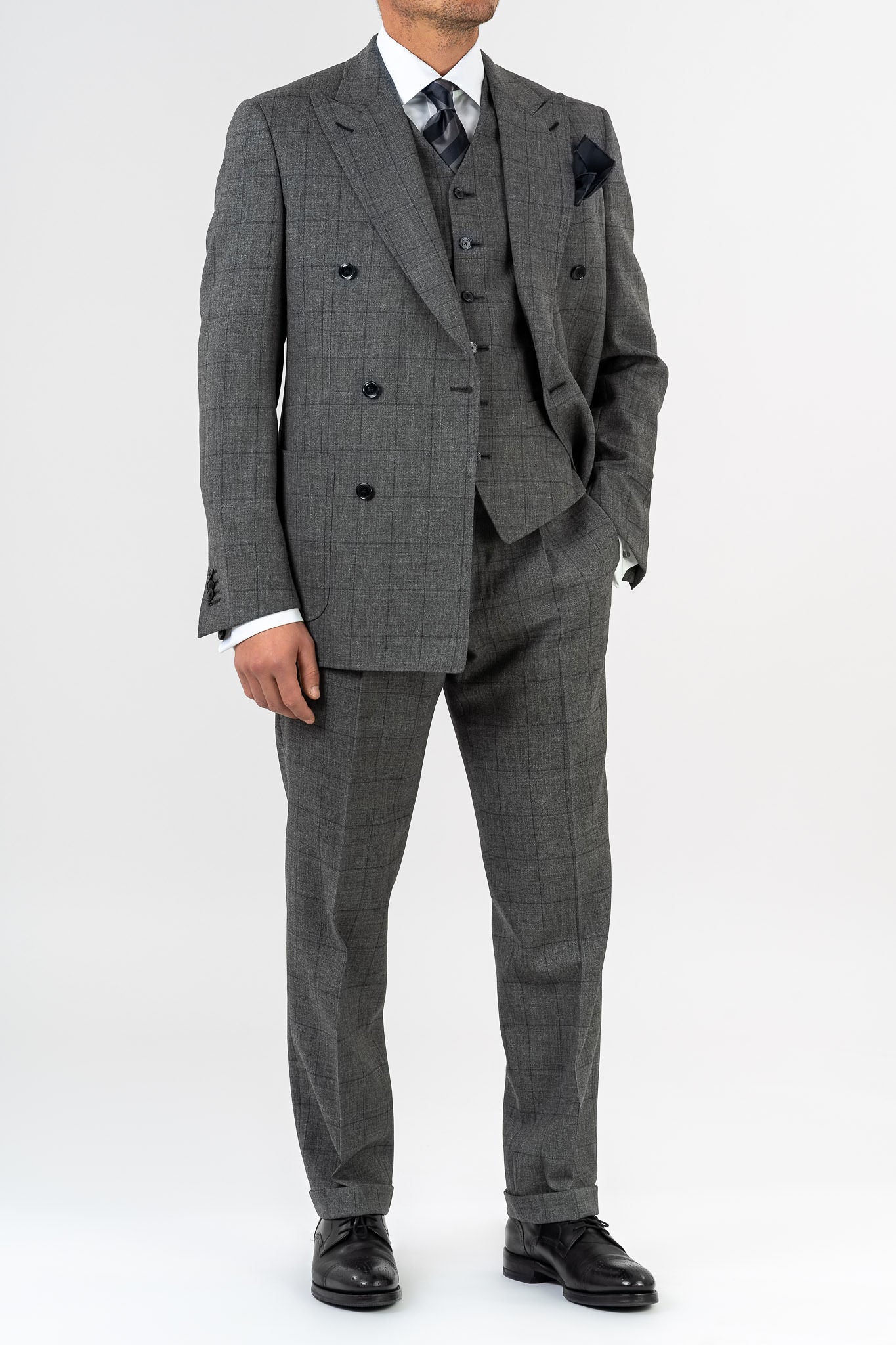 Three-piece suit made with 100% wool of the "Sopra Visso" line by Loro Piana. Made in three pieces, jacket, trousers and gilet. All buttonholes are exclusively handmade.Double-breasted jacket with patch pockets , the classic lapels, instead, bring it closer to traditional elegance. -Sartoria Dei Duchi-Atri