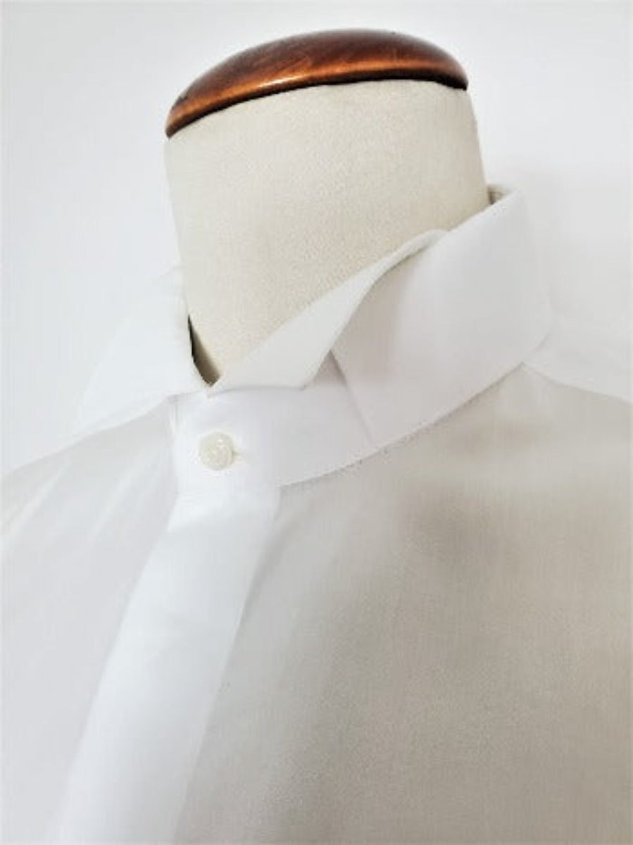 White classic Tuxedo shirt, in pure D&J Anderson Twill 200/2 yarn cotton, handmade in Italy. Diplomatic collar with bow tie cover. Double cuffs, height 7 cm. Hand-sewn VICTORIA FLAT WHITE PEARL buttons. Flush stitching on the collar and cuffs - double placket on the front - pleats on the back - bottom hem at the edge. |Sartoria Dei Duchi - Atri